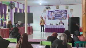 KEPALA DESA KUALALUMPUR HADIRI PENAMATAN SISWA KELAS VI DAN PENYERAHAN RAPOR SDN 08 PAGUYAMAN